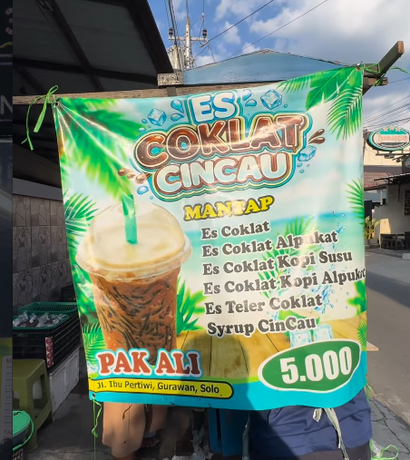 Es Coklat Cincau Pak Ali Surakarta: Kuliner Viral Rp. 5000an Porsi Bar-Bar!